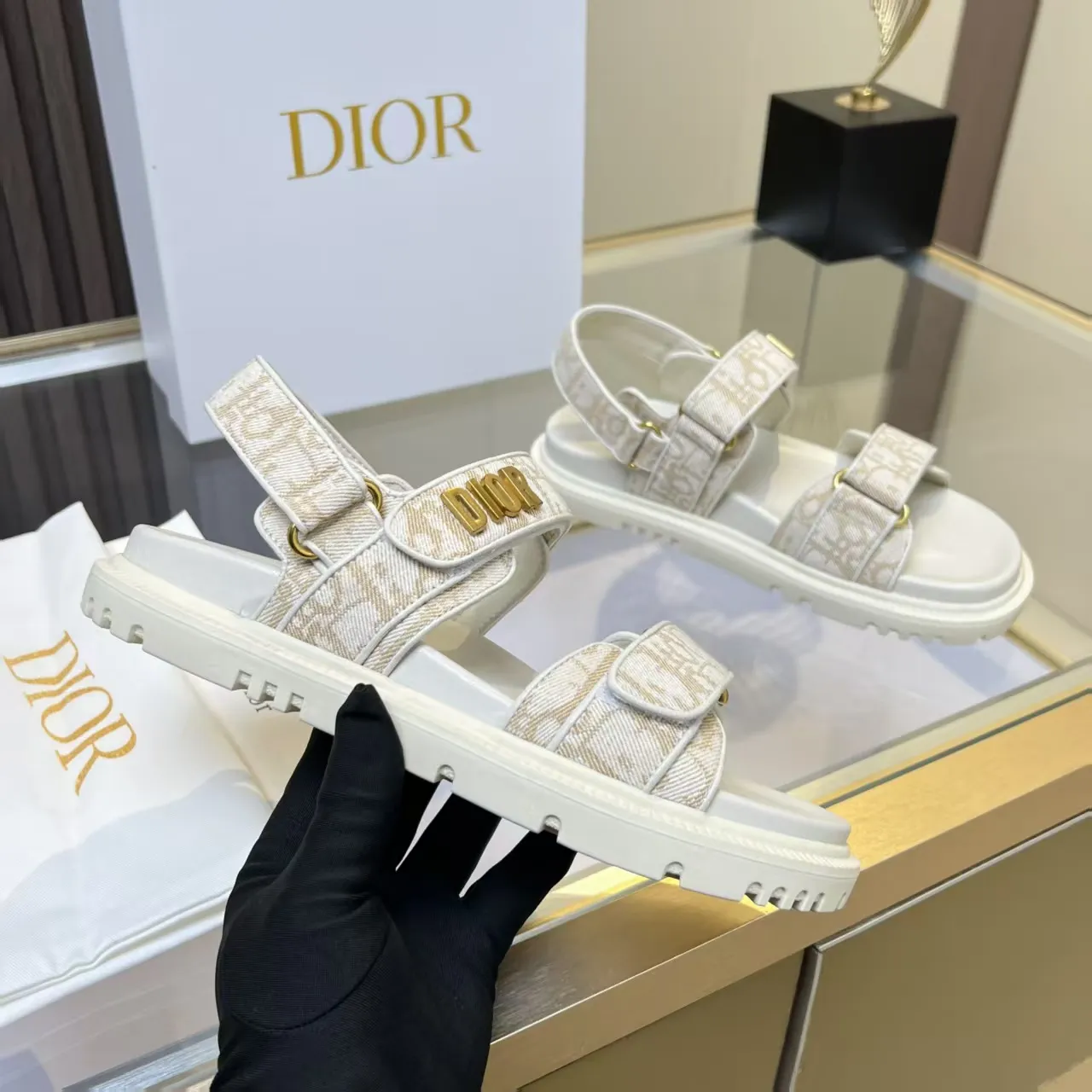 👟👟Ex-factory price 480👟👟 Dior classic popular sandals Step into the fashion territory of Dior slippers and encounter the ultimate fusion of elegance and comfort. The upper is engraved with the Christian Dior Paris logo using exquisite embroidery technology. The delicate stitching tells the brand's profound heritage and is fully recognizable.   Made of high-quality materials, it feels soft and fits your feet, as if it is a gentle care tailor-made for your feet. The sole is carefully designed and engraved with Christian Dior's lucky star symbol. It is not only a beautiful embellishment, but also provides reliable grip, making every step steady and secure.   It has a simple design and is easy to put on and take off. Whether it is a lazy weekend or a pleasant vacation, it can be easily adapted. Whether paired with casual shorts, casual jeans, or an elegant dress, Dior slippers can instantly enhance the overall style and show a casual fashion attitude.   Dior slippers, in the name of fashion, inject luxurious charm into your life and accompany you with every step you take with confidence and elegance. Material: Fine genuine cowhide upper, outsole, TPR, non-slip and wear-resistant, code number: 35-41 (42 customized)